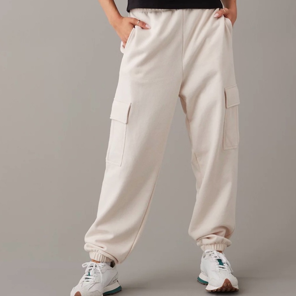 American Eagle Cream Cargo Jogger Sweatpants Size M